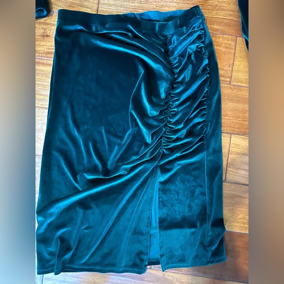 Two piece set - Picture 2 of 3